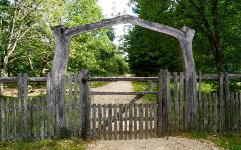 Rustic-Wooden-Garden-Gates  